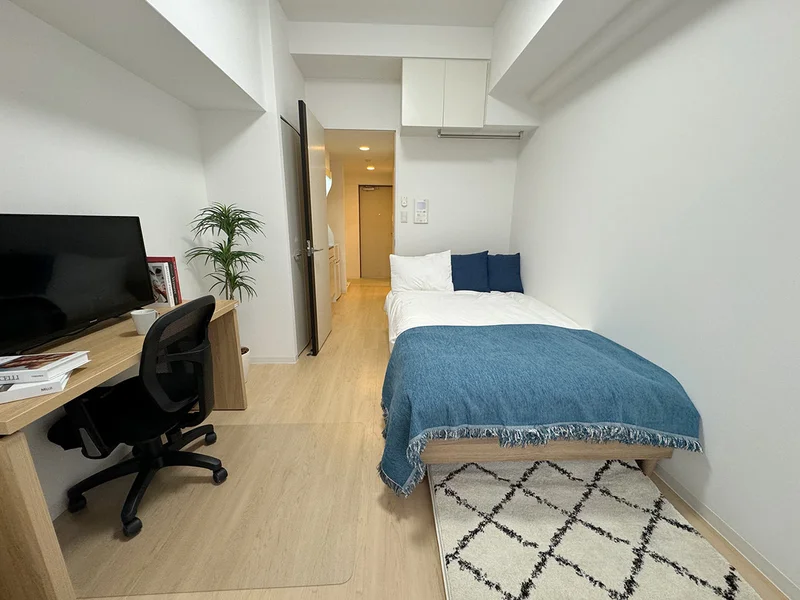 写真はお部屋のイメージです。ラグなどの室内装飾はございません。