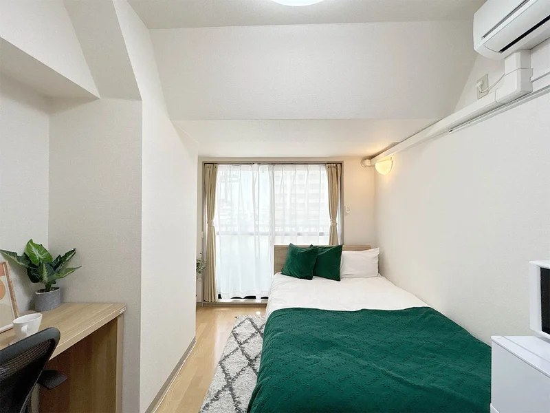 写真はお部屋のイメージです。ラグなどの室内装飾はございません。