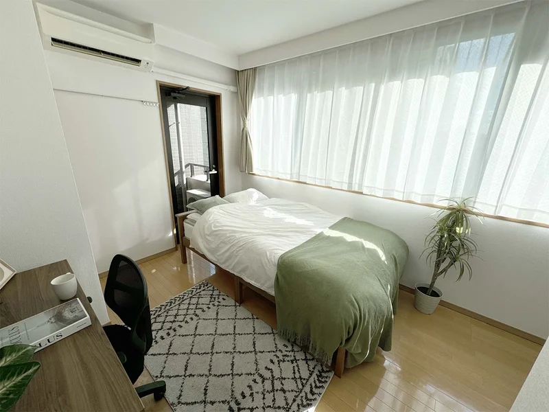 写真はお部屋のイメージです。ラグなどの室内装飾はございません。