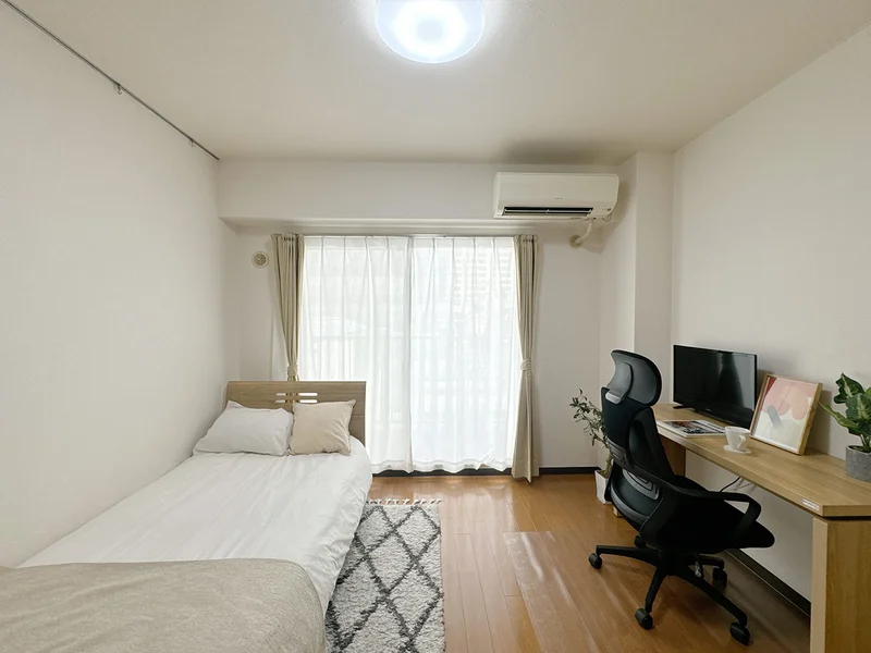 写真はお部屋のイメージです。ラグなどの室内装飾はございません。