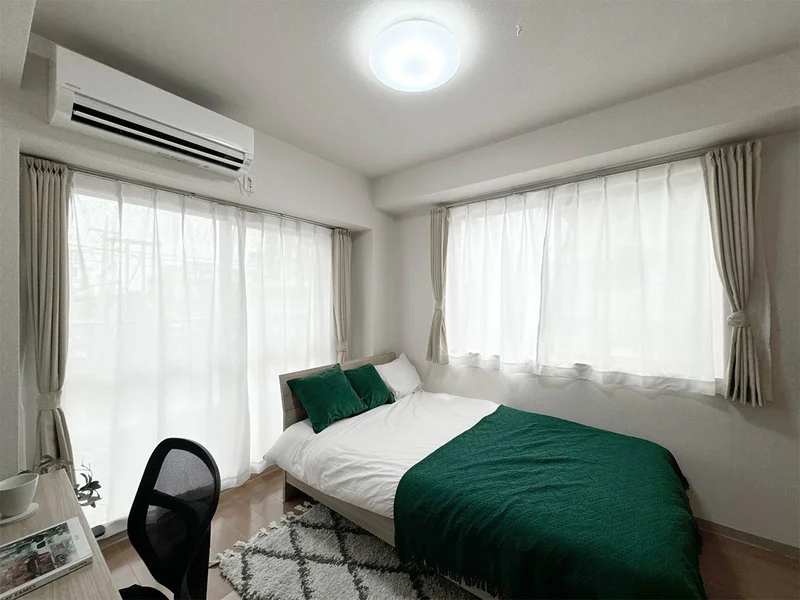 写真はお部屋のイメージです。ラグなどの室内装飾はございません。