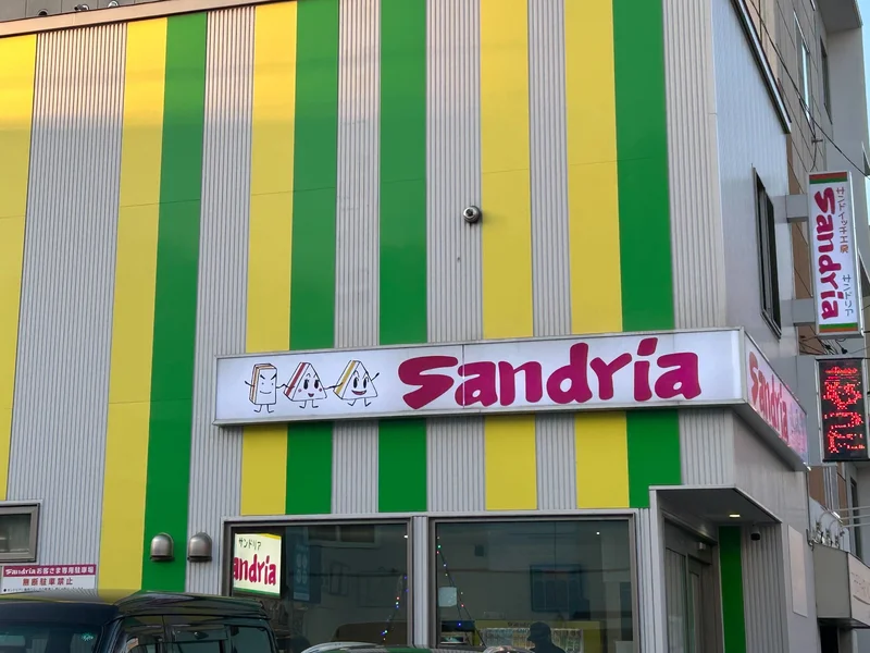 お近くには人気のサンドイッチ屋さん♪