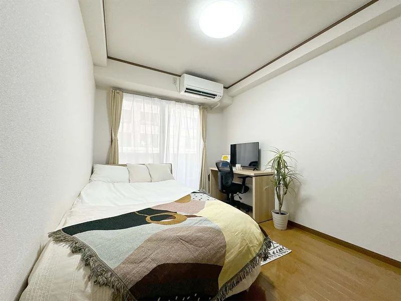 写真はお部屋のイメージです。ラグなどの室内装飾はございません。