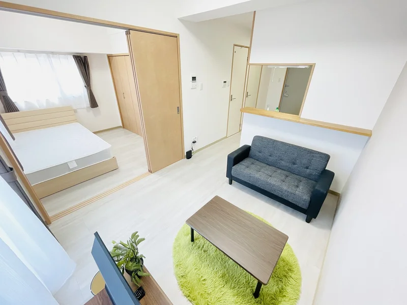 温かい雰囲気のお部屋！ソファー付です☆自宅で暮らすような空間が魅力的♪出張の方はもちろん、学生さんや観光でいらっしゃる方にもSマンスリーのお部屋は家具・家電・備品の充実度が高いため大変ご好評いただいております。