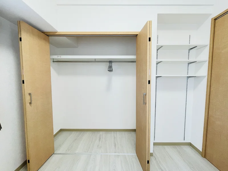 収納スペースも広く、長期滞在でも安心！！嬉しいポール付☆☆