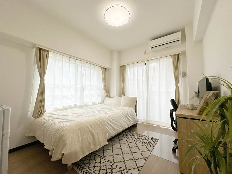 写真はお部屋のイメージです。ラグなどの室内装飾はございません。