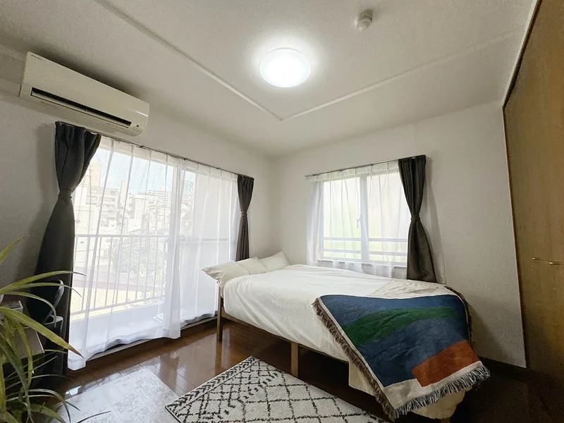 写真はお部屋のイメージです。ラグなどの室内装飾はございません。