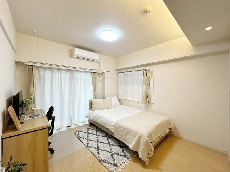 写真はお部屋のイメージです。ラグなどの室内装飾はございません。