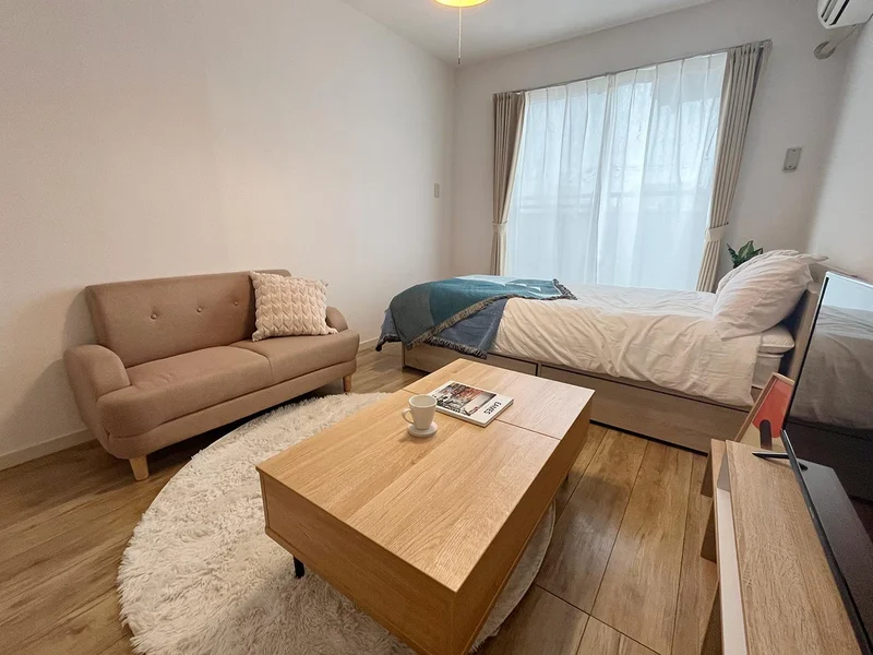 写真はお部屋のイメージです。ラグなどの室内装飾はございません。