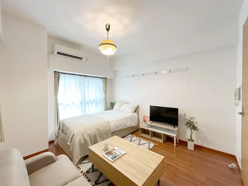 写真はお部屋のイメージです。ラグなどの室内装飾はございません。