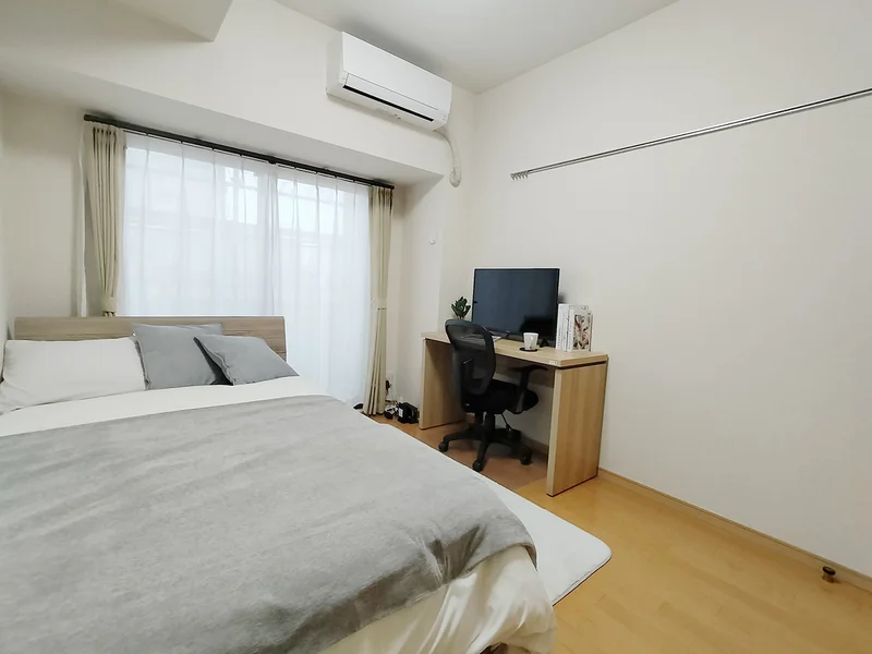 写真はお部屋のイメージです。ラグなどの室内装飾はございません。