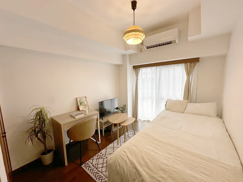 写真はお部屋のイメージです。ラグなどの室内装飾はございません。