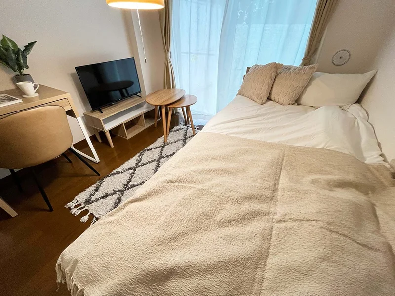 写真はお部屋のイメージです。ラグなどの室内装飾はございません。