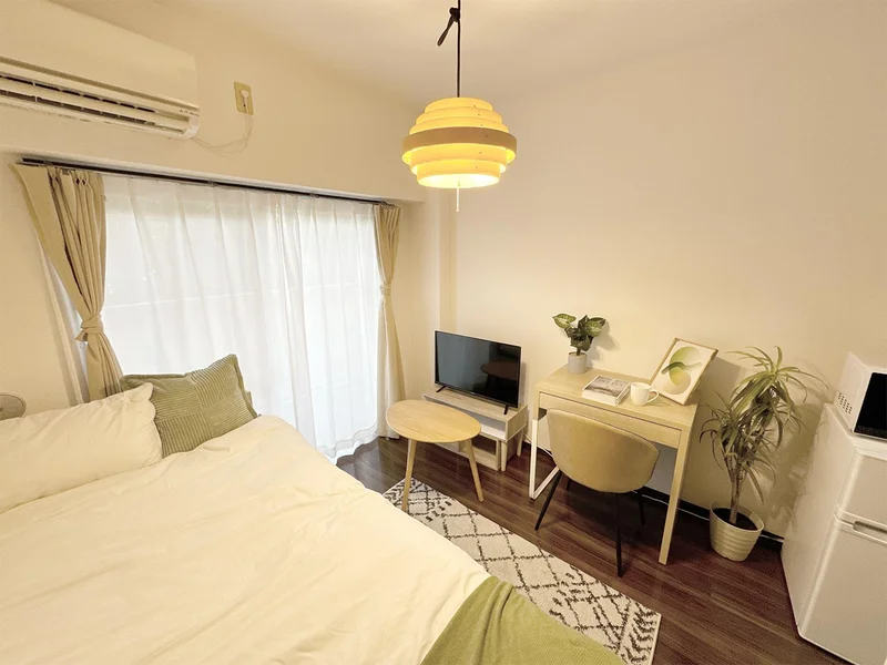 写真はお部屋のイメージです。ラグなどの室内装飾はございません。