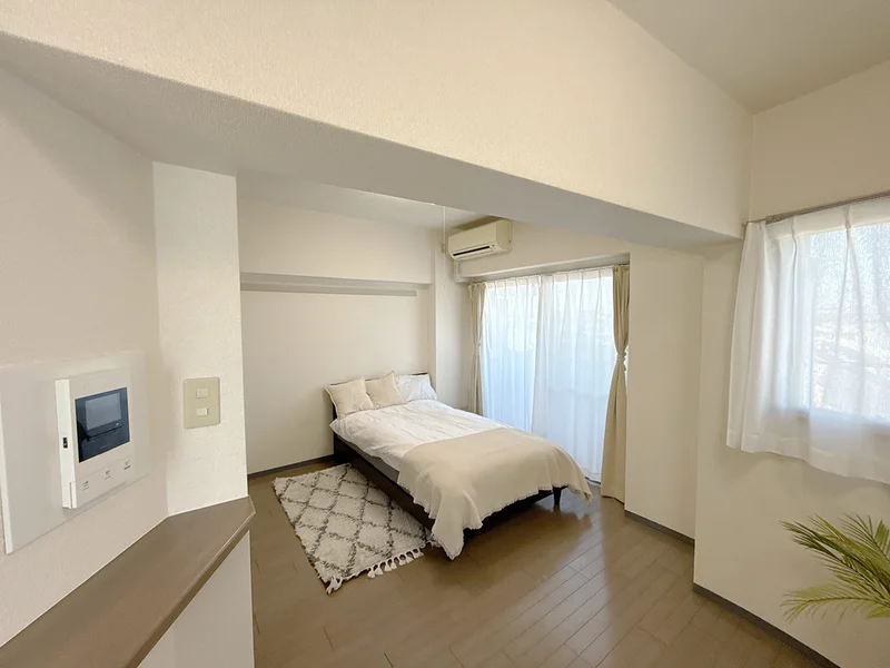 写真はお部屋のイメージです。ラグなどの室内装飾はございません。