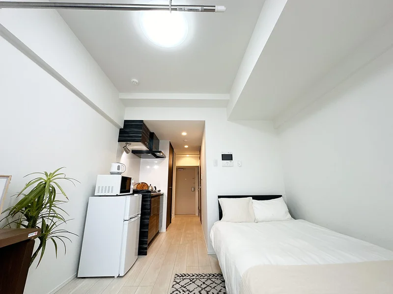 写真はお部屋のイメージです。ラグなどの室内装飾はございません。