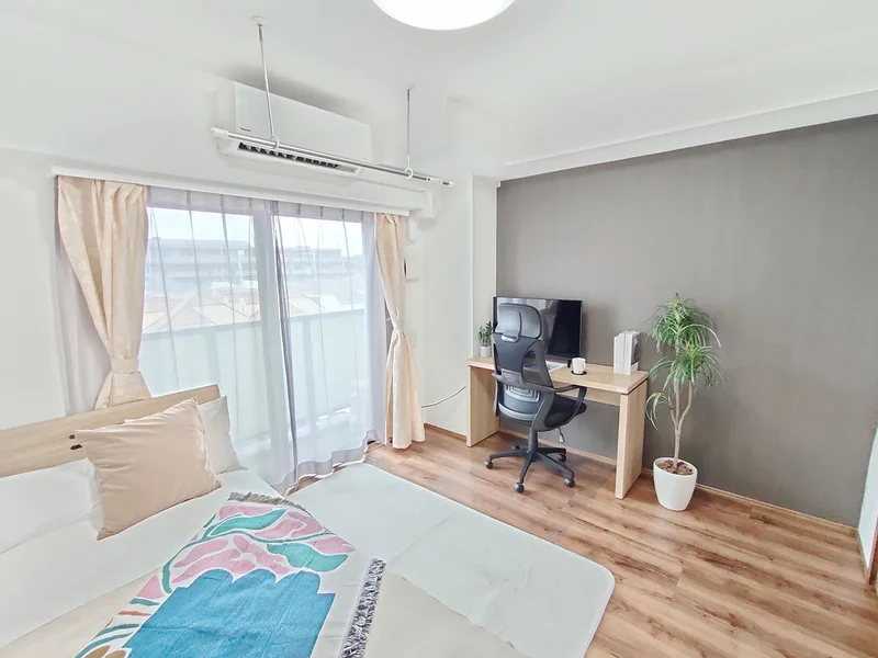 写真はお部屋のイメージです。ラグなどの室内装飾はございません。