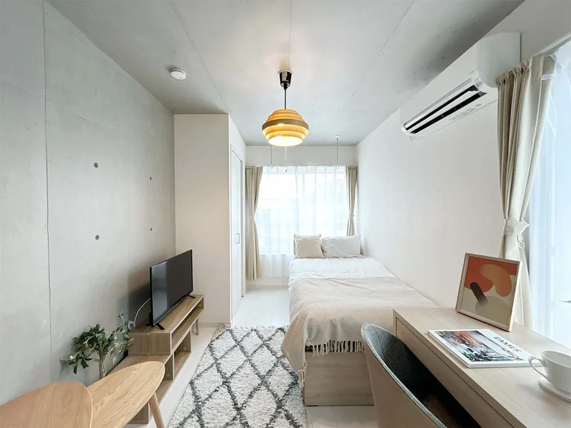 写真はお部屋のイメージです。ラグなどの室内装飾はございません。