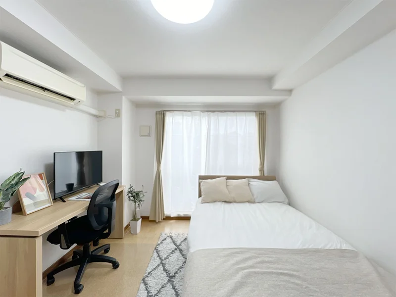 写真はお部屋のイメージです。ラグなどの室内装飾はございません。