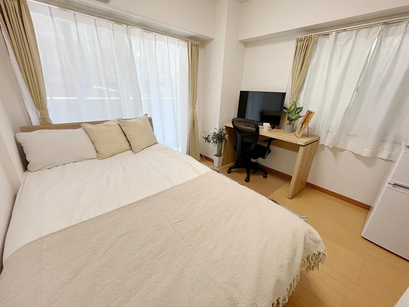 写真はお部屋のイメージです。ラグなどの室内装飾はございません。