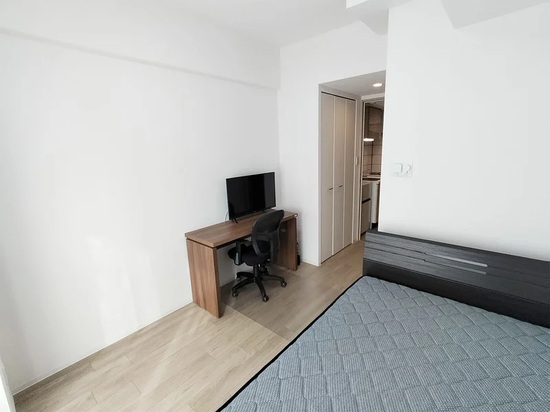 写真はお部屋のイメージです。ラグなどの室内装飾はございません。