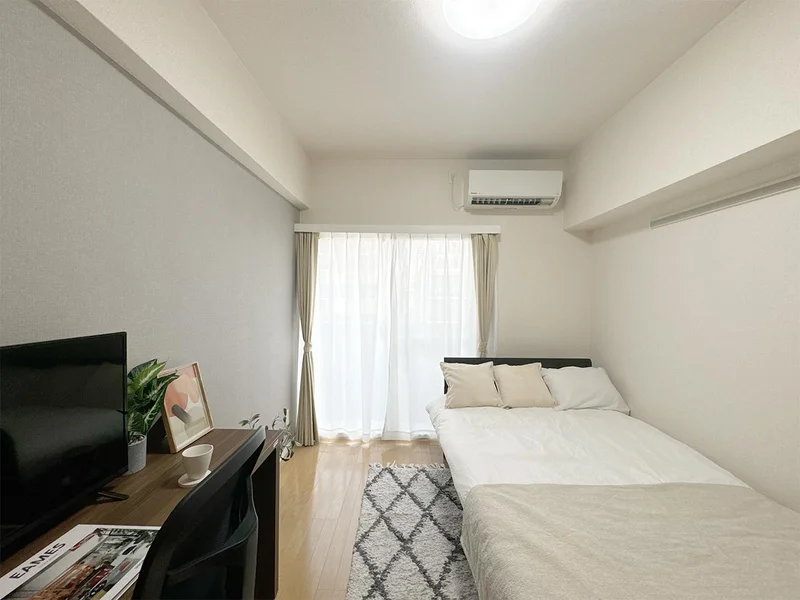 写真はお部屋のイメージです。ラグなどの室内装飾はございません。