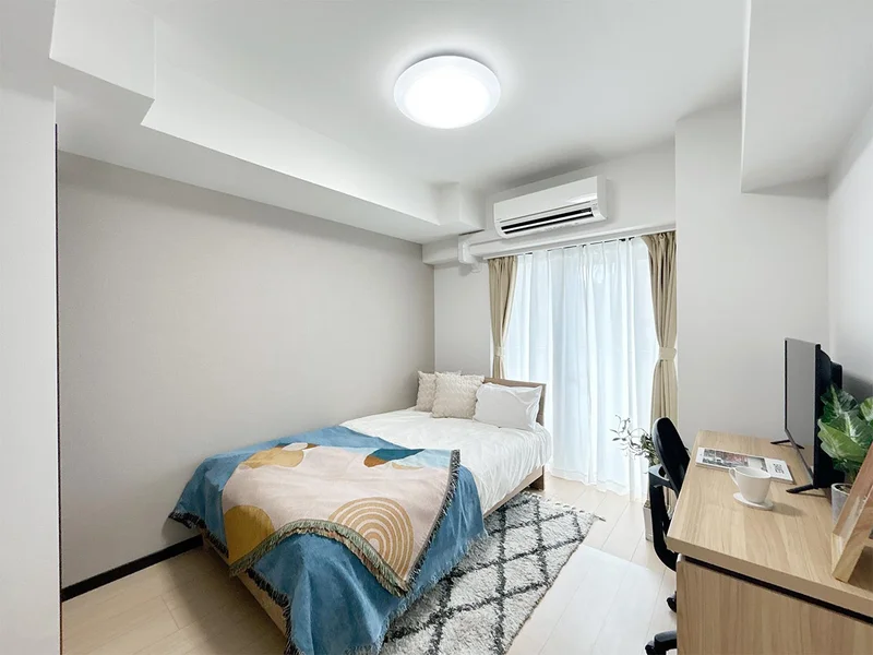 写真はお部屋のイメージです。ラグなどの室内装飾はございません。