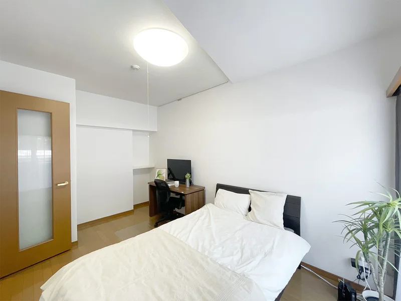 写真はお部屋のイメージです。ラグなどの室内装飾はございません。