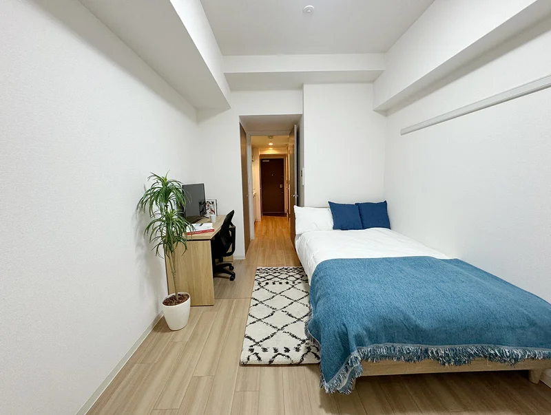 写真はお部屋のイメージです。ラグなどの室内装飾はございません。