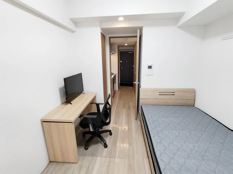 写真はお部屋のイメージです。ラグなどの室内装飾はございません。