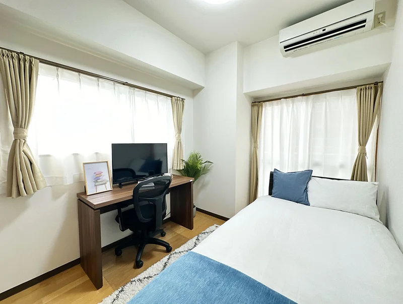 写真はお部屋のイメージです。ラグなどの室内装飾はございません。