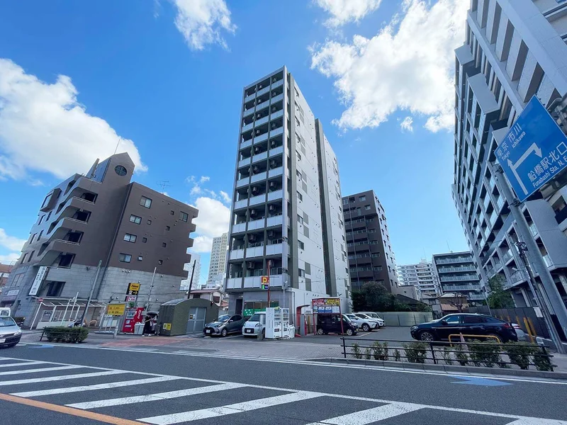 写真はお部屋のイメージです。ラグなどの室内装飾はございません。