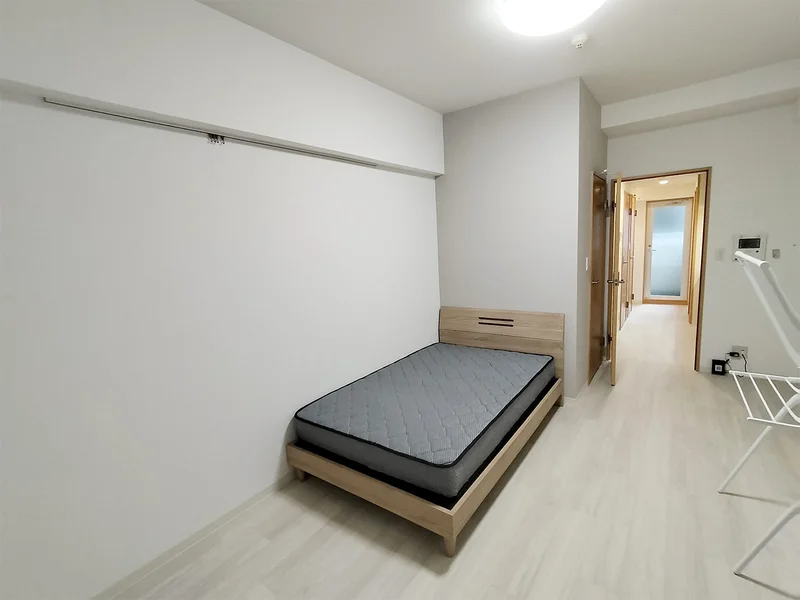 写真はお部屋のイメージです。ラグなどの室内装飾はございません。