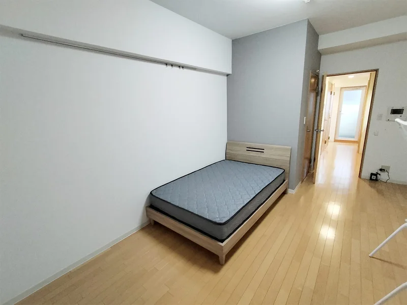 写真はお部屋のイメージです。ラグなどの室内装飾はございません。