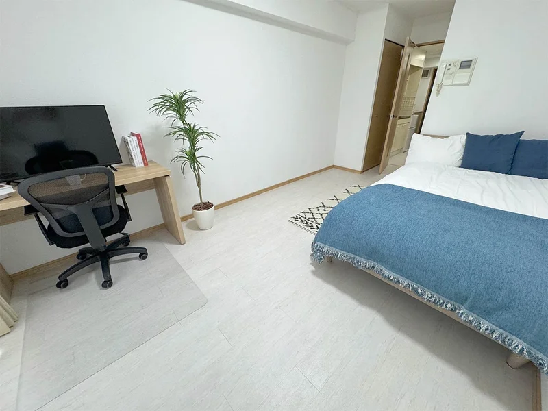 写真はお部屋のイメージです。ラグなどの室内装飾はございません。