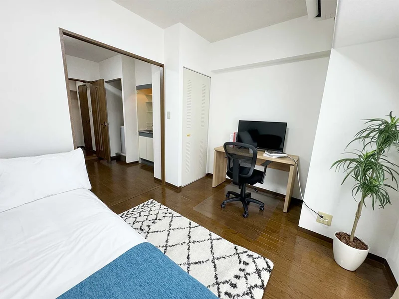 写真はお部屋のイメージです。ラグなどの室内装飾はございません。