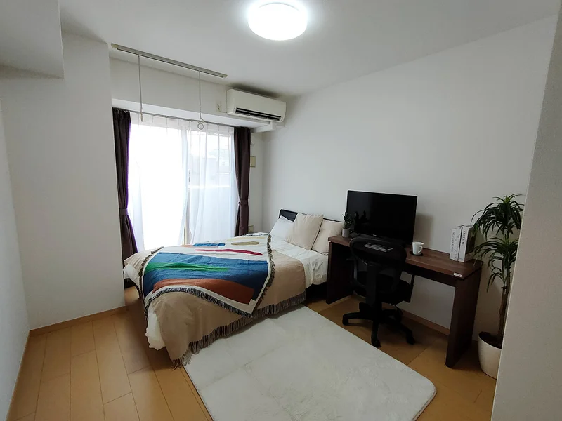 写真はお部屋のイメージです。ラグなどの室内装飾はございません。