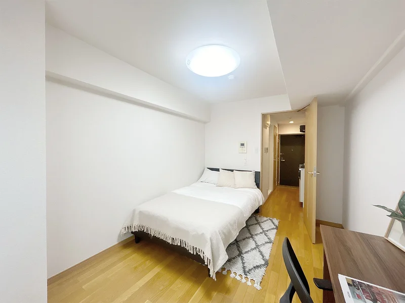 写真はお部屋のイメージです。ラグなどの室内装飾はございません。