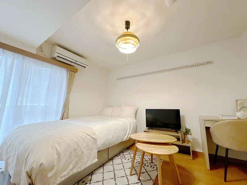 写真はお部屋のイメージです。ラグなどの室内装飾はございません。