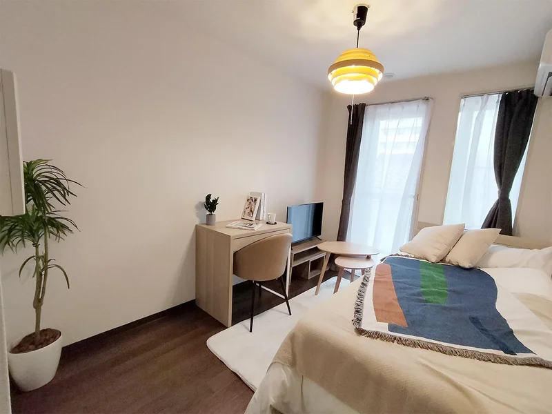 写真はお部屋のイメージです。ラグなどの室内装飾はございません。