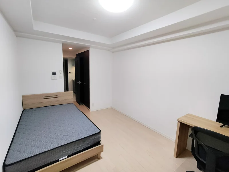 写真はお部屋のイメージです。ラグなどの室内装飾はございません。