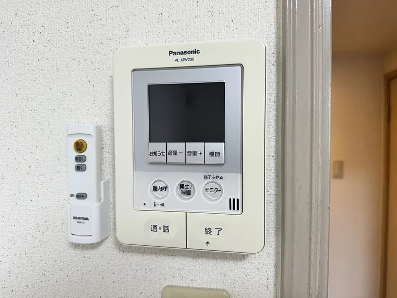 来客を映像で確認できる安心のセキュリティ。一人暮らしや女性の滞在でも、見知らぬ訪問者に直接対応する必要がなく、防犯性が格段に高まります。