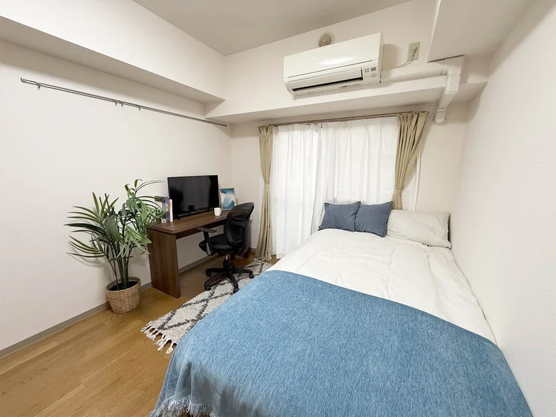 写真はお部屋のイメージです。ラグなどの室内装飾はございません。