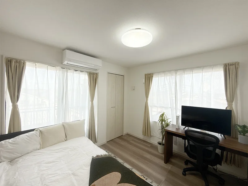 写真はお部屋のイメージです。ラグなどの室内装飾はございません。