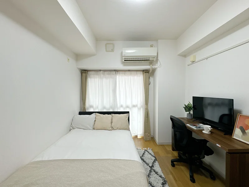 写真はお部屋のイメージです。ラグなどの室内装飾はございません。