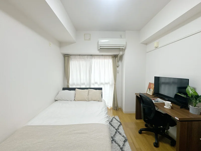 写真はお部屋のイメージです。ラグなどの室内装飾はございません。