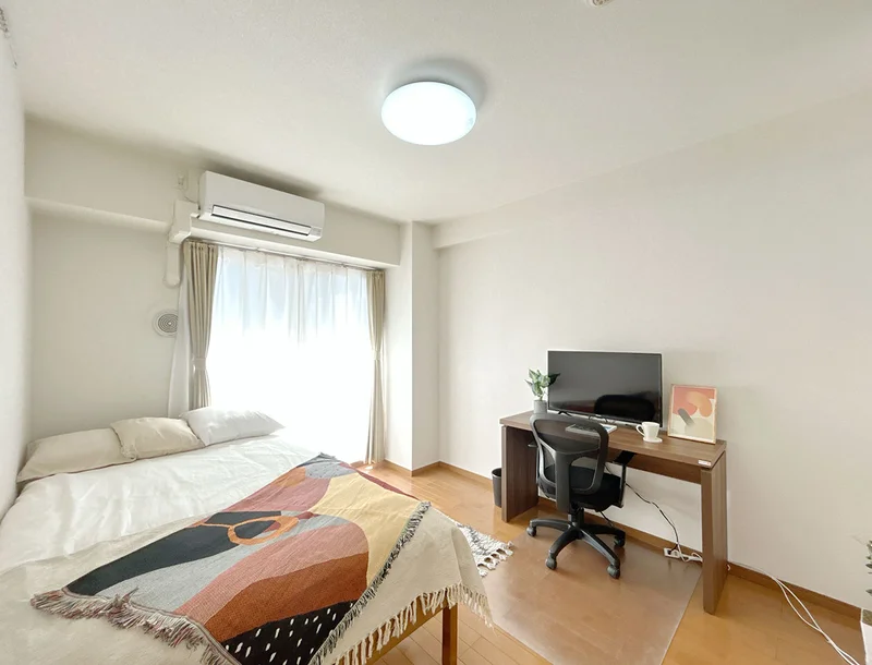 写真はお部屋のイメージです。ラグなどの室内装飾はございません。