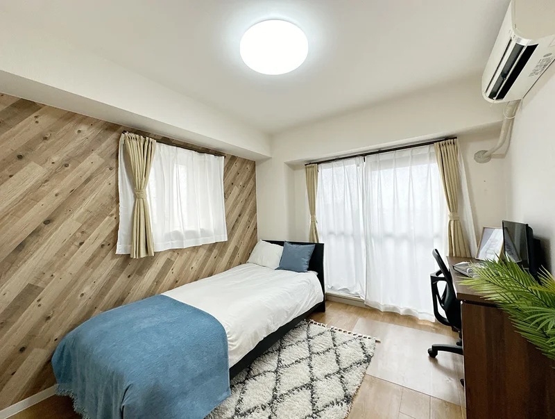 写真はお部屋のイメージです。ラグなどの室内装飾はございません。