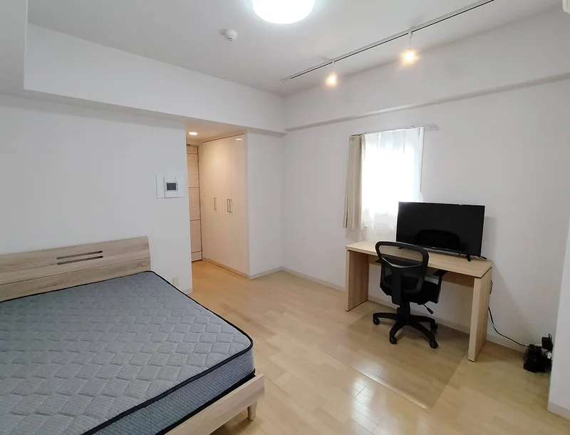 写真はお部屋のイメージです。ラグなどの室内装飾はございません。