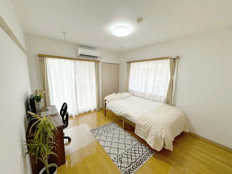 写真はお部屋のイメージです。ラグなどの室内装飾はございません。